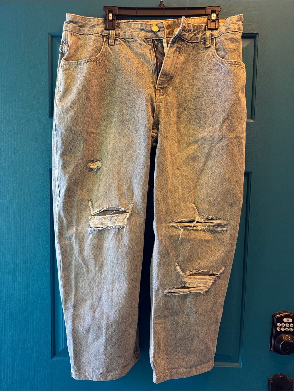 Break Common baggy Light Wash Straight-Leg Jeans with Knee Distressing